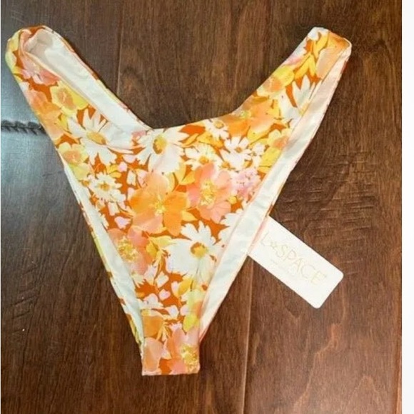 NWT L*Space Cabana what in Carnation set top and bottom XS - Picture 3 of 3